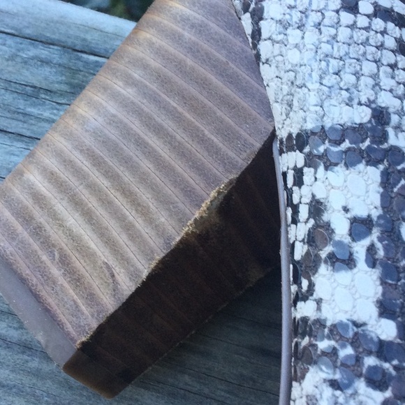 Crown Vintage block heel snake skin print shoes - Picture 5 of 6